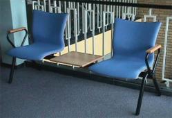 wartezimmer_stuehle_blaue.jpg